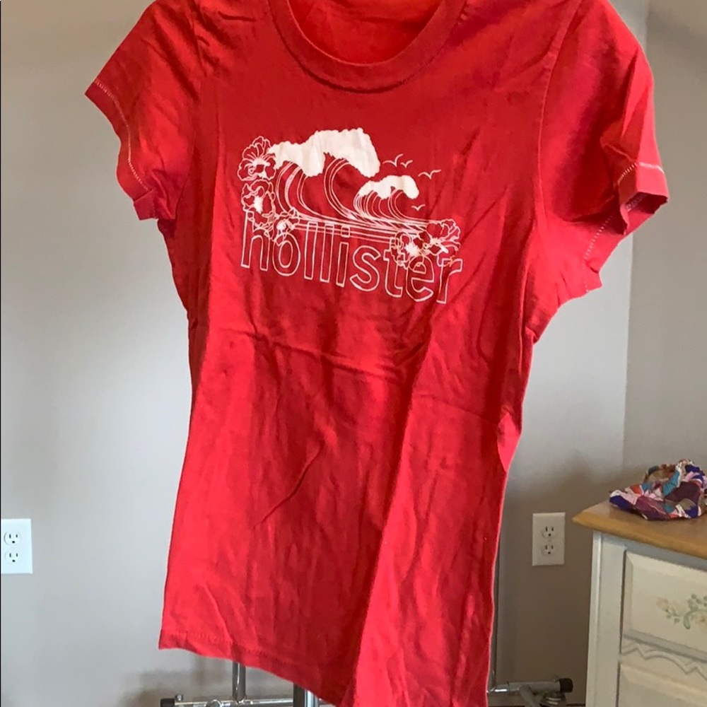 Red Hollister graphic tee✨